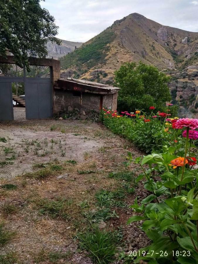 Nnn Guest House Goris Exterior foto