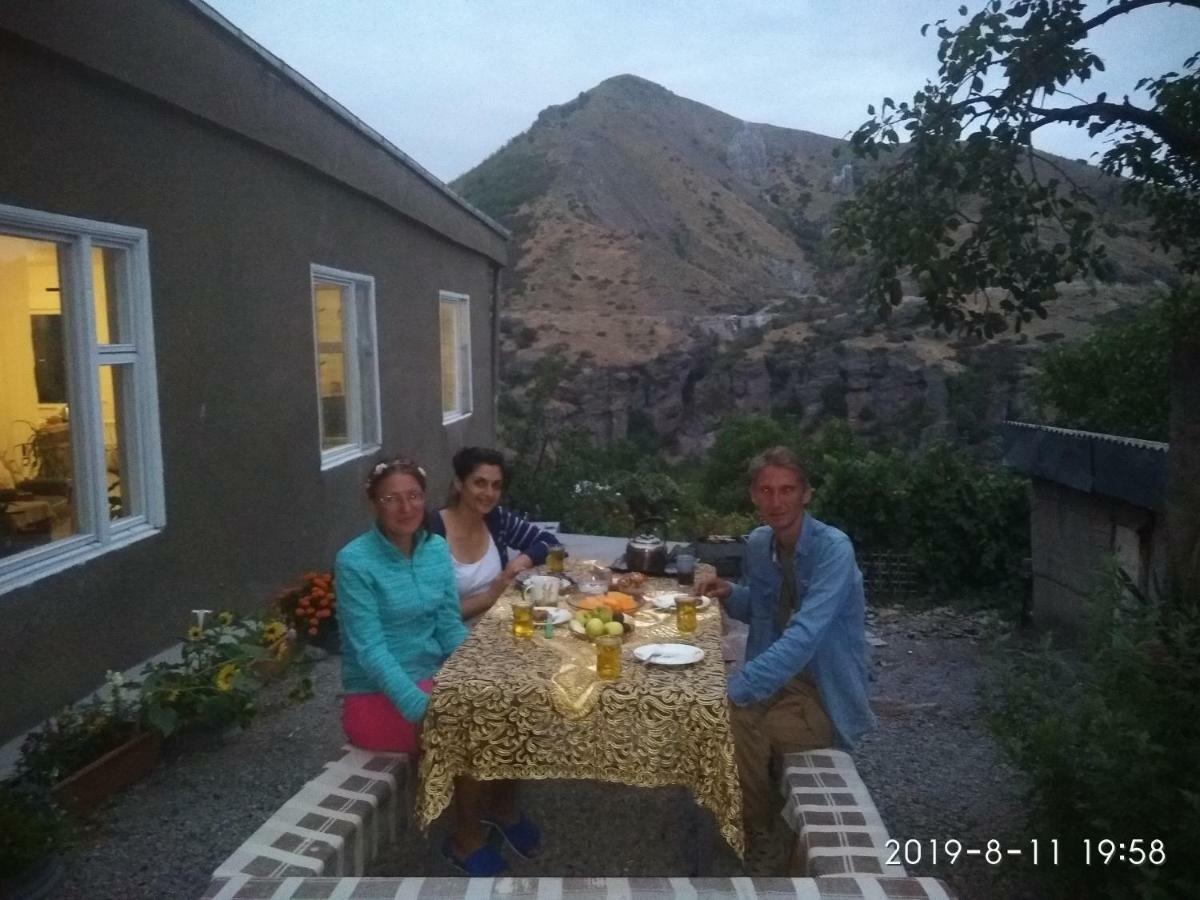 Nnn Guest House Goris Exterior foto